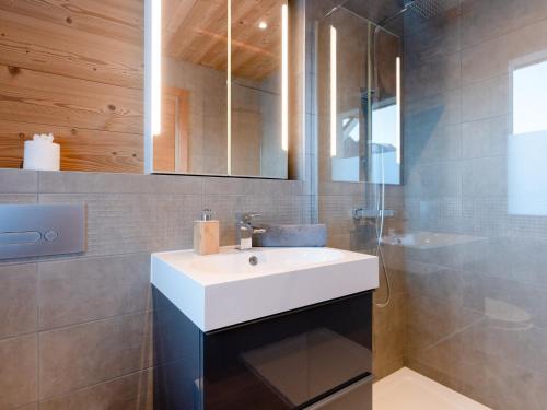 een badkamer met een witte wastafel en een douche bij Chalet Montriond, 10 pièces, 10 personnes - FR-1-627-65 in Montriond