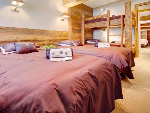 Appartement Morzine, 3 pièces, 6 personnes - FR-1-627-34 في مورزين: سريرين كبيرين في غرفة بسرير كبير