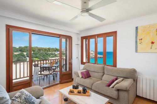 una sala de estar con un sofá y una mesa en Apartamento Corb Mari 2 en la playa Cala Marsal!, en Portocolom
