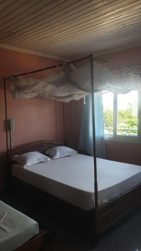 Una cama o camas en una habitación de HOTEL ARCENCIEL MIANDRIVAZO