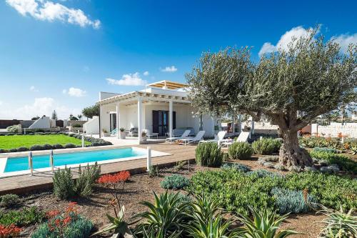 una villa con piscina e giardino di San Lorenzo - Rosmarino a Reitani