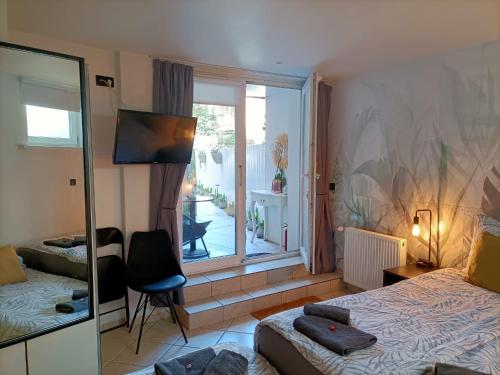 1 dormitorio con cama, ventana y silla en Pension Schier en Zandvoort