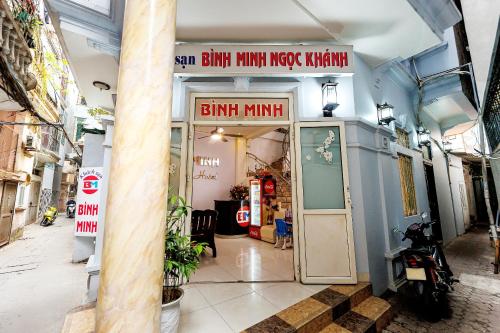 un negozio con un cartello sulla parte anteriore di SPOT ON 1227 Binh Minh Hotel a Hanoi