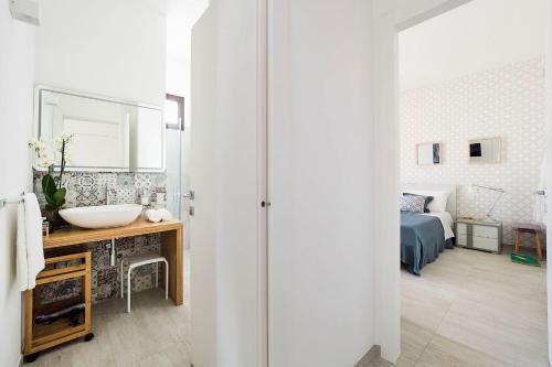 a bathroom with a sink and a bedroom with a bed at San Lorenzo - Timo in San Lorenzo