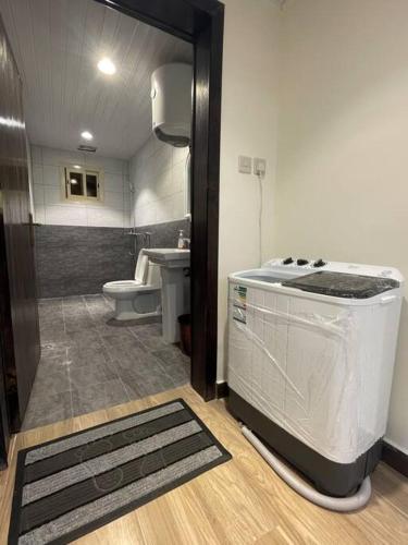 a bathroom with a washer and dryer in a room at شقة خمس غرف مطلة على طريق السودة in Abha