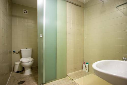 een badkamer met een toilet en een wastafel bij RentalSevilla Teodosius Grand Home in Sevilla