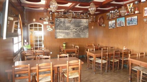 un ristorante con tavoli e sedie e una lavagna appesa al muro di Le Bel Air a Mions