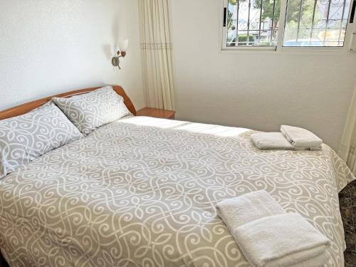 1 dormitorio con 1 cama con 2 toallas en A 100m de la playa. 2 hab. A/C, en Alicante