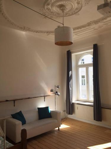 ein Wohnzimmer mit einem Sofa und einem Fenster in der Unterkunft Gründerzeitzimmer mit Bad in Bonn