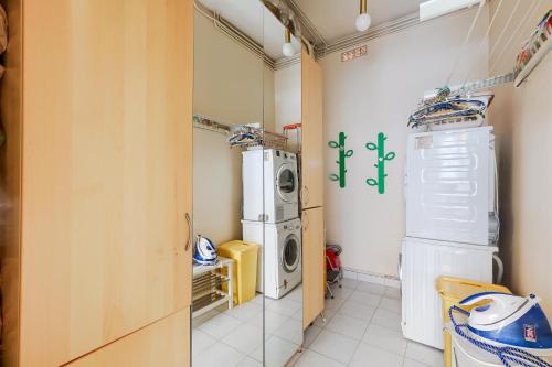 - une petite buanderie avec un lave-linge et un sèche-linge dans l'établissement Spécial JO - Duplex Lumineux Clichy pour 8, à Clichy