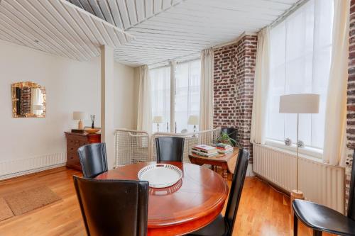 une salle à manger avec une table et des chaises dans l'établissement Spécial JO - Duplex Lumineux Clichy pour 8, à Clichy