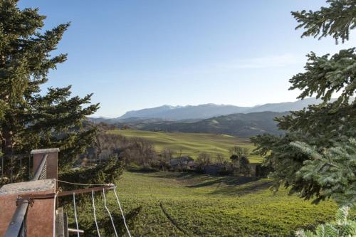 a view of the mountains from a farm house at Farmstay Agriturismo La Fonte in Belforte del Chienti