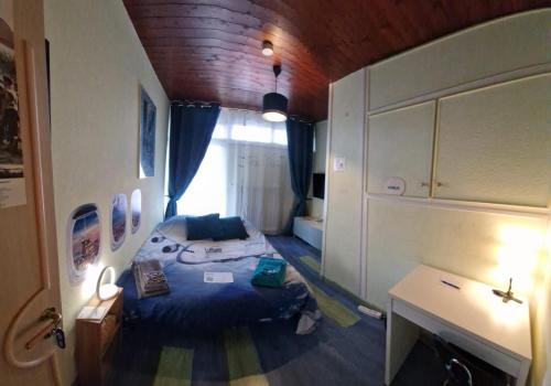 małą sypialnię z łóżkiem w pokoju w obiekcie Maison des pilotes w Genewie