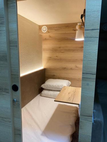 Katil atau katil-katil dalam bilik di AQ Capsule Hostel