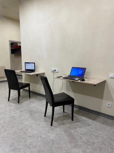 Televisyen dan/atau pusat hiburan di AQ Capsule Hostel