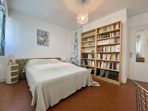- une chambre avec un lit et des étagères dans l'établissement BEL APPARTEMENT CLIMATISE CENTRE VILLE T2 - 4 PERSONNES AVEC LOGGIA VUE SUR MER, à La Grande Motte