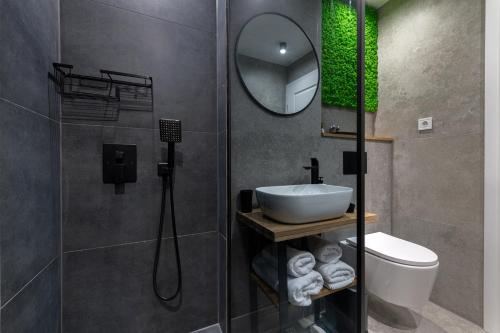 Bilik mandi di Moon Apartments