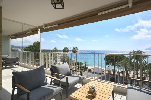 d'un balcon avec des chaises et une vue sur la plage. dans l'établissement Résidence Le Rabelais, à Cannes