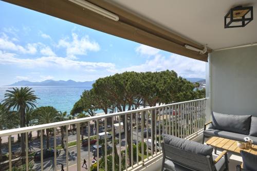 un balcon avec vue sur l'océan dans l'établissement Résidence Le Rabelais, à Cannes