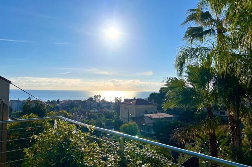 une vue sur l'océan depuis un balcon dans l'établissement Golfe Juan - Villa 4 people - Sea view - Garden, à Vallauris