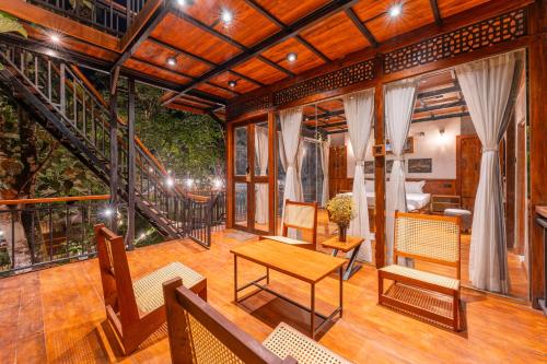 a living room with a wooden table and chairs at Trance rabara resort in Avissawella