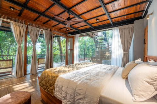 Tempat tidur dalam kamar di Trance rabara resort