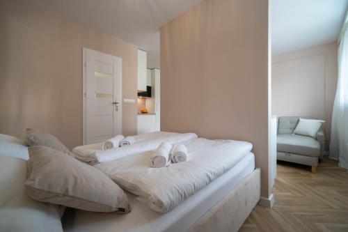 Habitación con 2 camas y almohadas. en Monako en Kłodzko