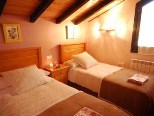 1 Schlafzimmer mit 2 Betten und einem Fenster in der Unterkunft El Olivar in Palo
