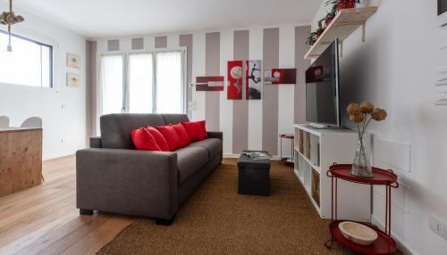 een woonkamer met een bank en een televisie bij Italianway - Piranesi 18 B in Milaan
