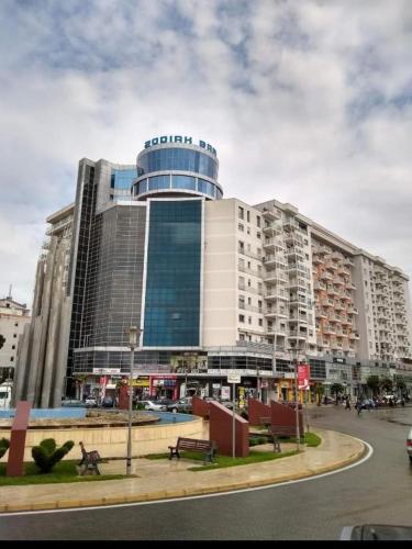 een groot gebouw met een bord erop bij Ridi's Comfort Apartment 2 in Shkodër