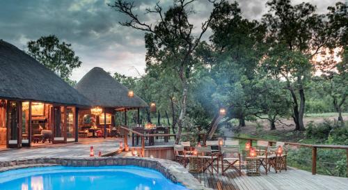 un resort con piscina e ristorante di Ndlovu Safari Lodge a Riserva Naturale di Welgevonden