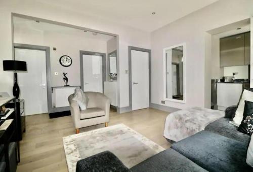 Гостиная зона в Private 1-Bed Apartment in Central London