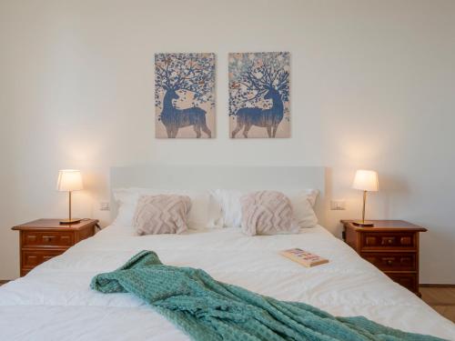 una camera da letto con un letto con una coperta verde sopra di Xenia Apartments - Newly renovated apartment a Milano