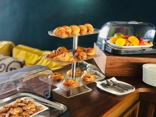 un buffet con tres niveles de bollería en una mesa en Boun's Hotel en Yaundé