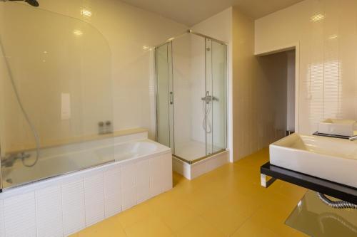 bagno con doccia, vasca e lavandino di Luxury Villa in Ribeira Grande a Ribeira Grande