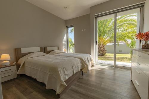 una camera con un letto e una grande finestra di Luxury Villa in Ribeira Grande a Ribeira Grande