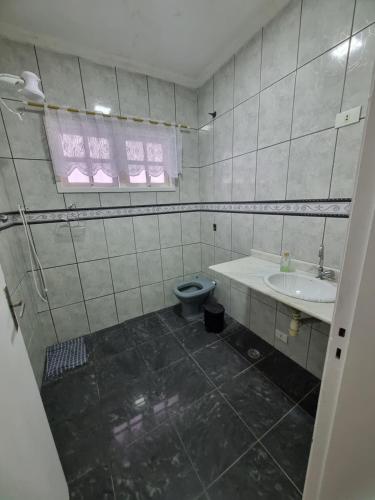 uma casa de banho com um WC e um lavatório em Loft no Butantã, próximo a USP em São Paulo