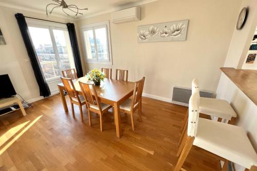 une cuisine et une salle à manger avec une table et des chaises dans l'établissement Juan les pins centre ville - 4 personnes - dernier étage, à Antibes