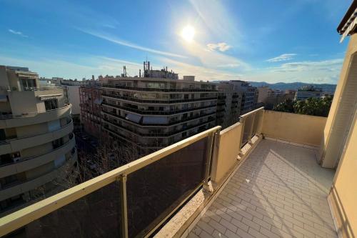 Cet appartement dispose d'un balcon offrant une vue sur la ville. dans l'établissement Juan les pins centre ville - 4 personnes - dernier étage, à Antibes