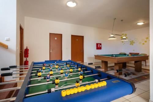 um quarto com uma mesa e bolas de pingue-pongue em VILLA SVORAD - Prosiecka dolina em Prosiek