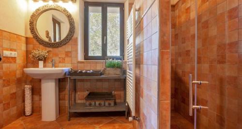 ein Bad mit einem Waschbecken und einem Spiegel in der Unterkunft Na Berganta in Artá
