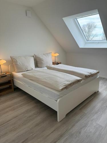 Giường trong phòng chung tại Strandallee Ferienwohnungen