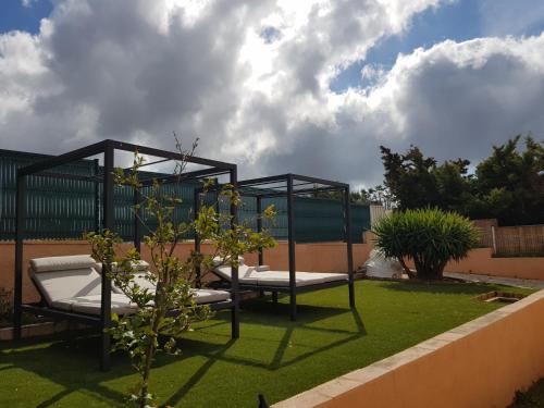 a gazebo with two beds in a yard at Villa mit großartigem Panoramablick auf das Meer und direkt am Pool in La Croix-Valmer
