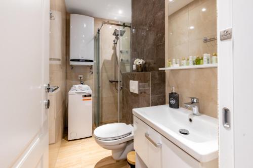 布德瓦Apartman DELUXE的浴室里有马桶、淋浴和洗手池。