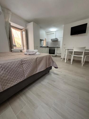 - une chambre avec un lit, une table et des chaises dans l'établissement House Nonna Pina, à Cefalù