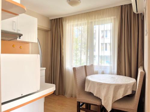 ソゾポルにあるHotel Silverの窓付きの客室で、小さなテーブルと椅子が備わります。