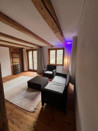 un soggiorno con divano e tavolo di Alpen Oase Natur a St. Gallen