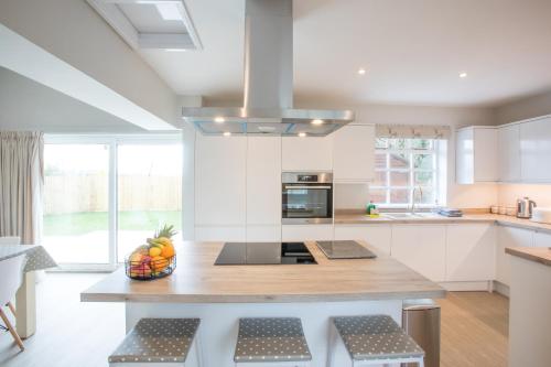 a kitchen with a island with a bowl of fruit on it at Peaceful Woodland Retreat near Clifton, Bristol in Bristol