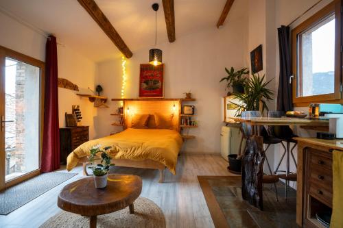 1 dormitorio con 1 cama y 1 mesa en Le nid de la Buèges en Pégairolles-de-Buèges