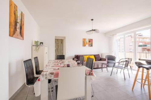 une salle à manger et un salon avec une table et des chaises dans l'établissement 2 pièces proche plages Go011, à Cagnes-sur-Mer